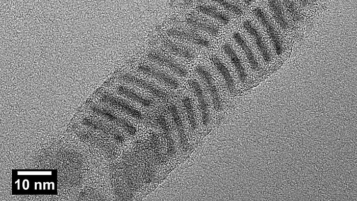 Transmissionselektronenmikroskopische Aufnahme von mikroskopischen Assemblierungen von Halbleiternanoplättchen als stapelartige Struktur.