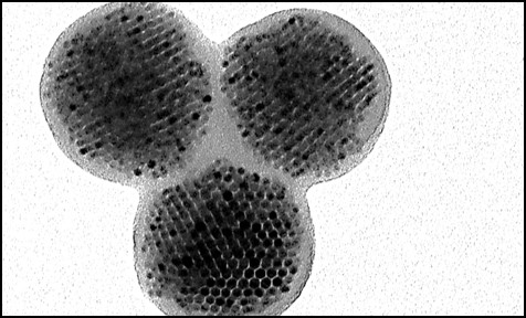 Transmissionselektronenmikroskopische Aufnahme von drei mikroskopischen Assemblierungen aus dichtgepackten magnetischen Nanopartikeln.